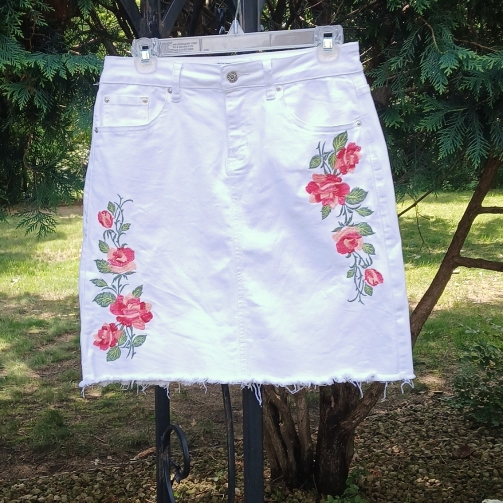 EARL JEAN Denim embroidered skirt SZ 8 GUC